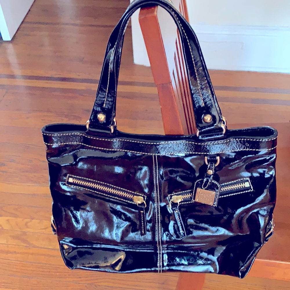 Classic Authentic Patten Leather “Dooney & Bourke “ purse...Stunning🌹